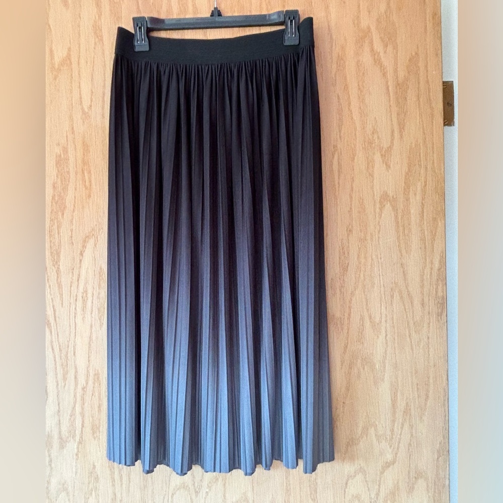 Pleated skirt with elastic waist band. Size M. Black at waist fading to grey.
